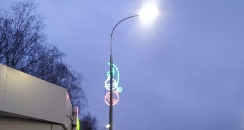 На проспектах Челнов начали включать новогоднюю иллюминацию