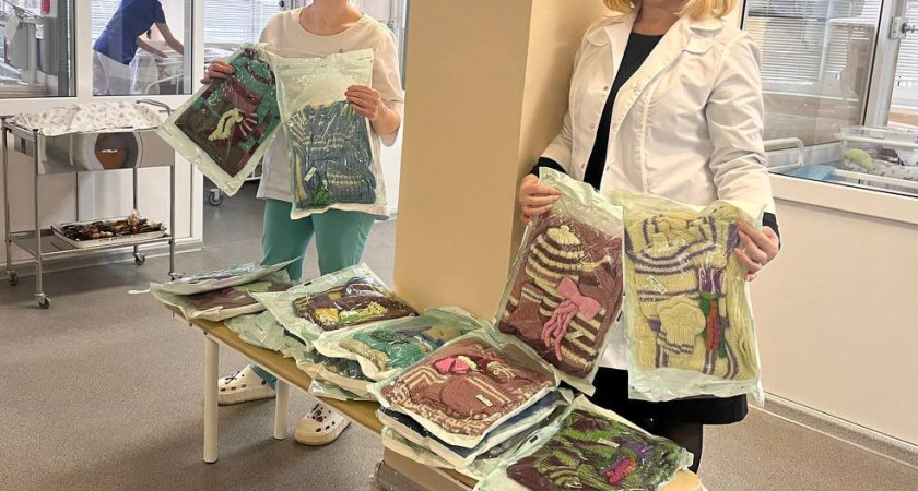 Волонтеры передали недоношенным детям КДМЦ Челнов вязаные вещи