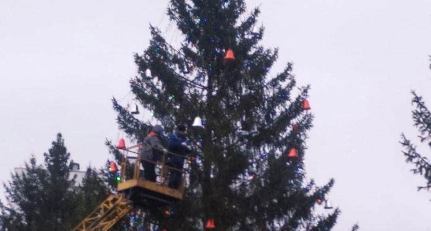Районные елки Челнов начали наряжать к Новому году