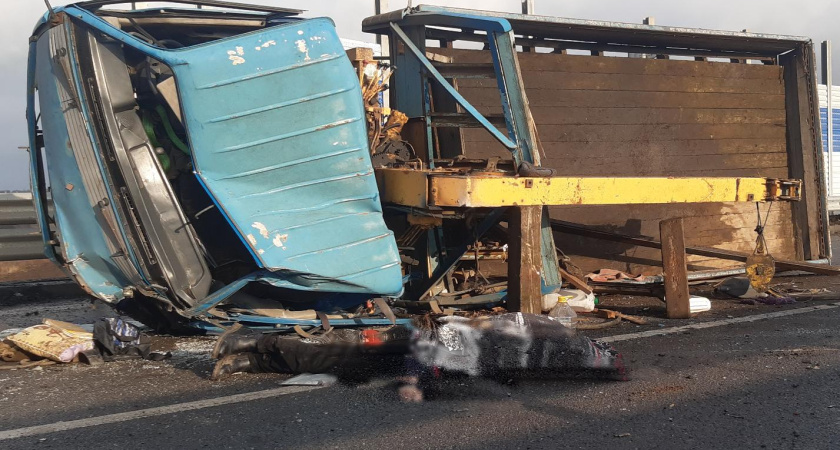 На трассе в Челнах перевернулся грузовик – один человек погиб (фото)