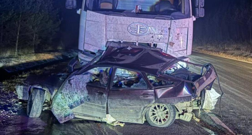 Под Нижнекамском ВАЗ влетел в грузовик – погибли три человека