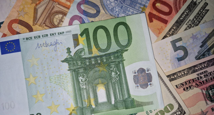 Евро поднялся выше 118 рублей, доллар – 112 рублей