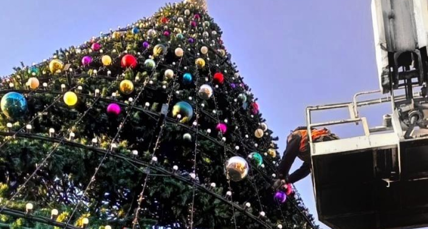 На новогоднюю елку в Челнах повесили украшения (фото)