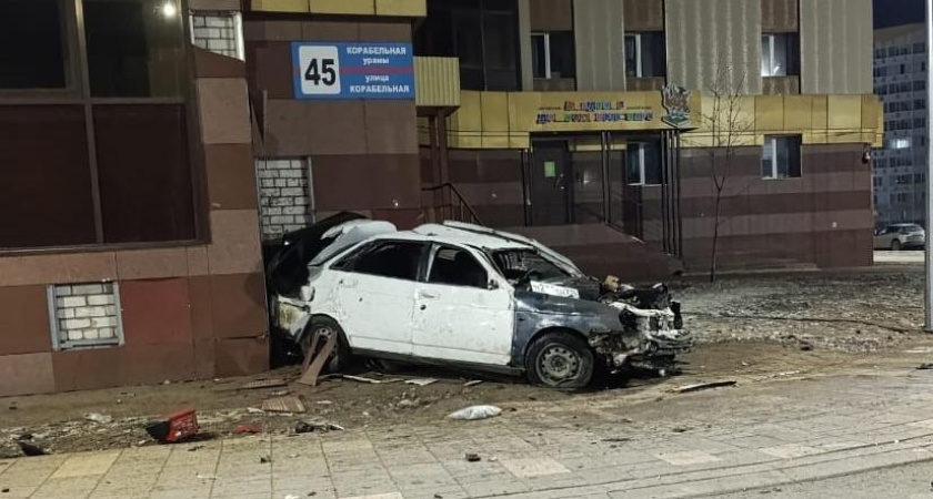 В Нижнекамске LADA Priora вылетела с кольца и перевернулась – водитель в коме (видео)