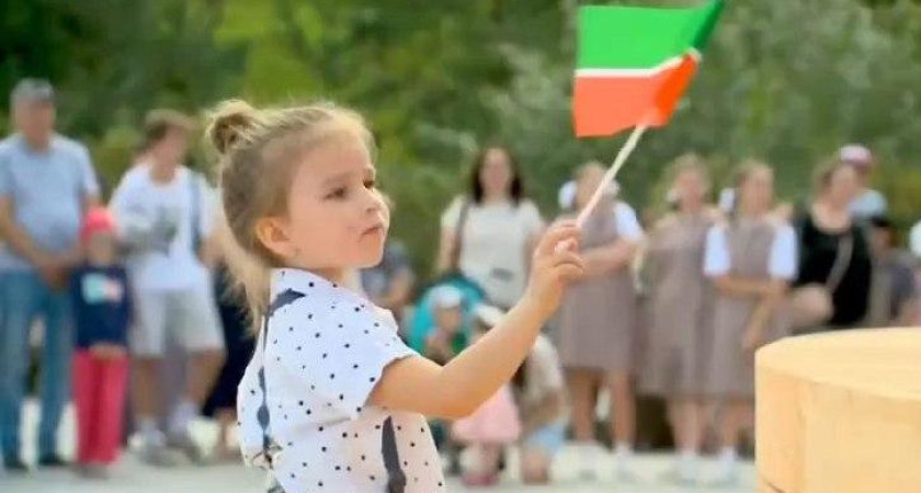 Рустам Минниханов поздравил татарстанцев с Днем флага Татарстана (видео)