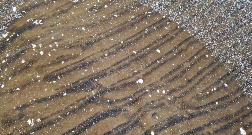 Каму в Челнах сковал прозрачный лед (фото)