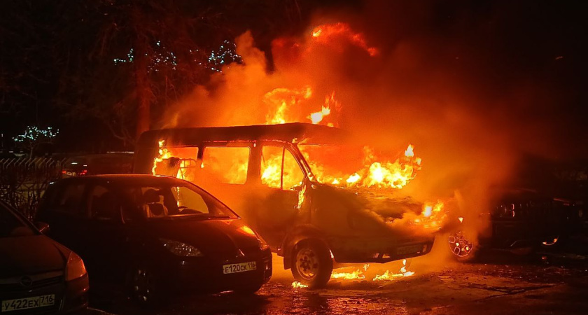 В Челнах на парковке сгорел автомобиль (фото)