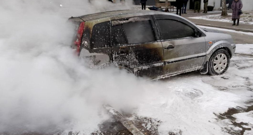 На парковке в Челнах загорелся автомобиль 