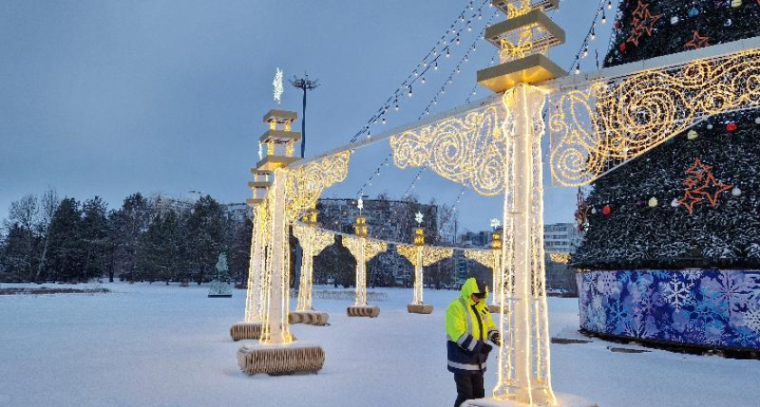 Как преображается перед Новым годом площадь Азатлык в Челнах (фото)