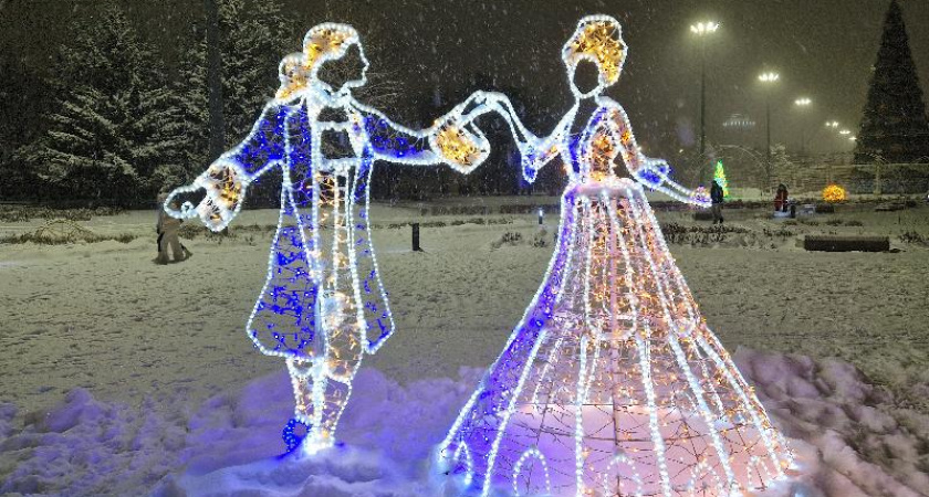 На площади Азатлык в Челнах включили новогодние фигуры (фото)