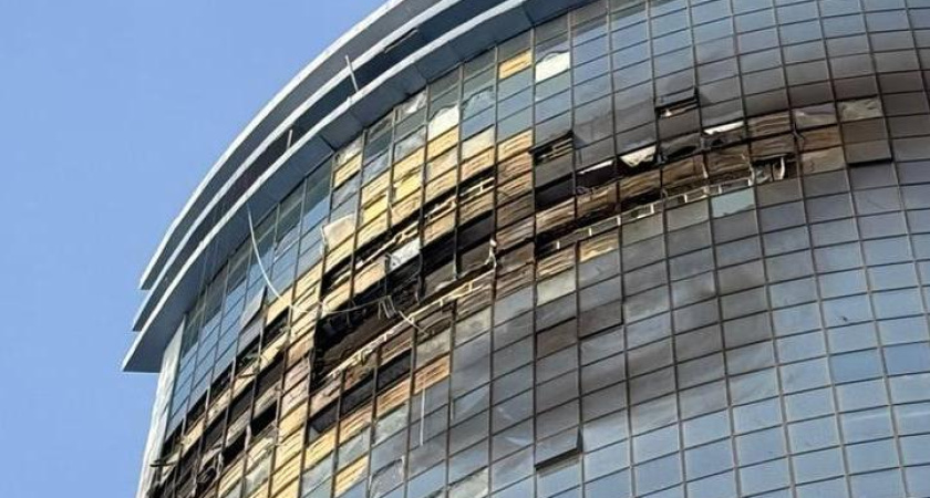 После атаки БПЛА возник пожар в жилых домах Казани