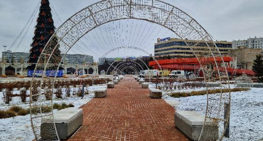 На Азатлык в Челнах начали разбирать новогодние украшения