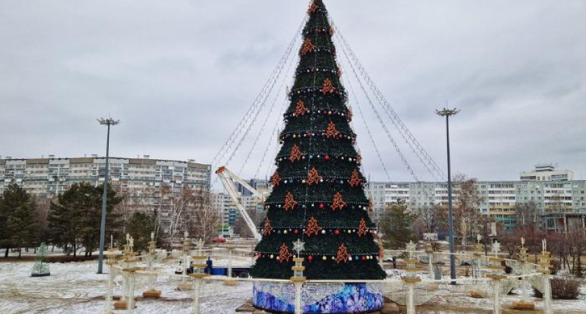 В Челнах начали разбирать главную новогоднюю елку