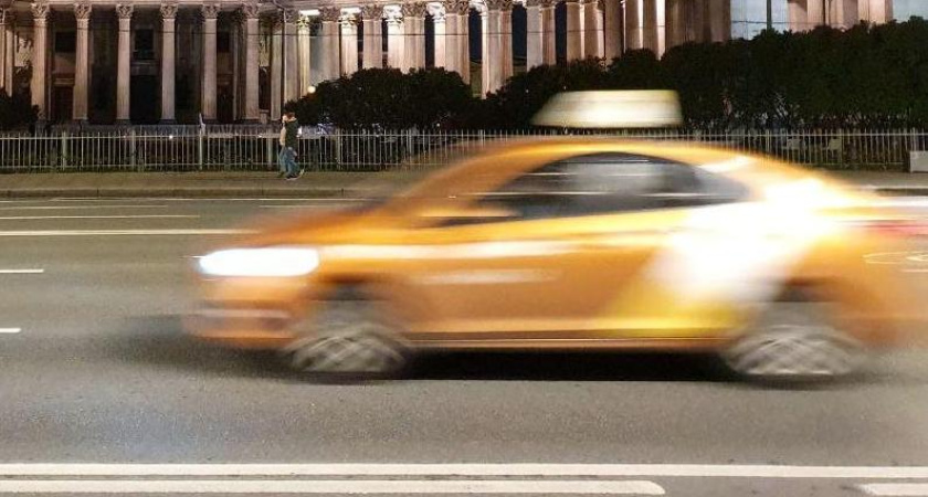 В Татарстане запретили принимать мигрантов на работу в такси