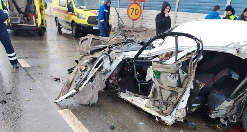 В Тукаевском районе легковушка влетела в шумозащитный экран – водитель погиб, пассажиры ранены