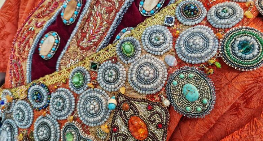 И бисером, и гладью: мастер из Челнов освоил навыки вышивки времен Казанского ханства