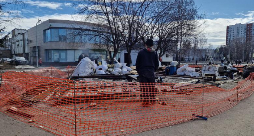 На автобусной остановке в Челнах снесли торговый павильон (фото)