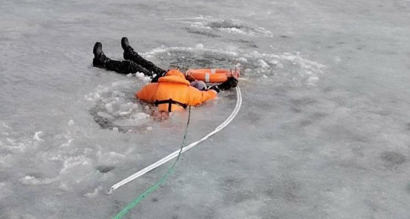 В Челнах спасли рыбака, провалившегося под лед