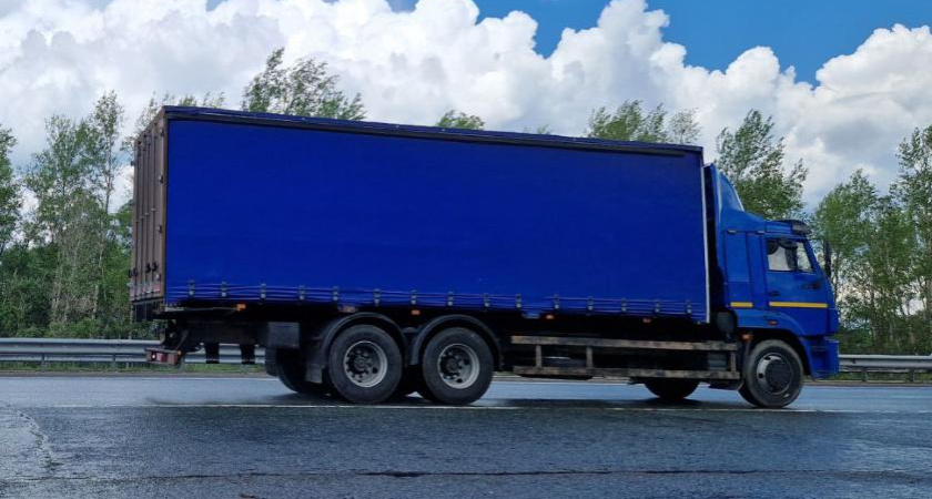 Продажи грузовиков в РФ в феврале сократились вдвое