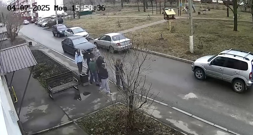 В Нижнекамске девочка-подросток попала под машину – ее толкнул сверстник