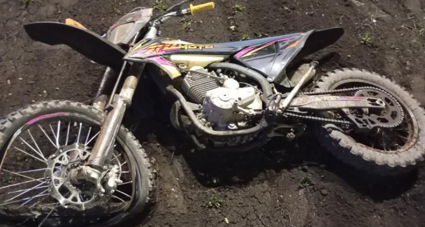 В Челнах Granta столкнулась с питбайком – пострадали подростки на мотоцикле