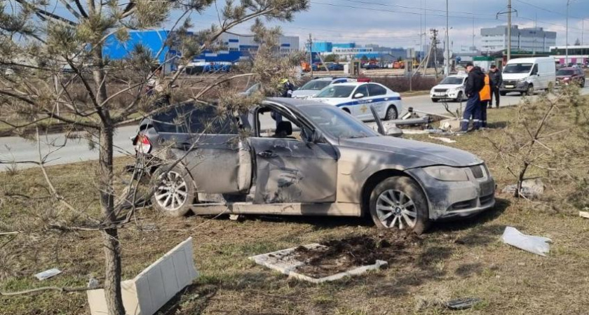 В Челнах BMW влетел в столб и перевернулся – пострадал водитель (фото)
