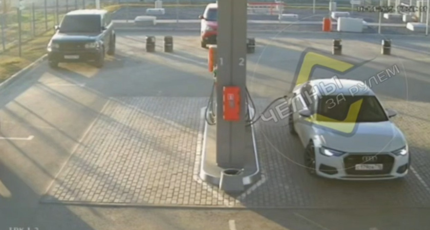 На АЗС в Челнах водитель Audi не вытащил заправочный пистолет и уехал, вырвав колонку (видео)