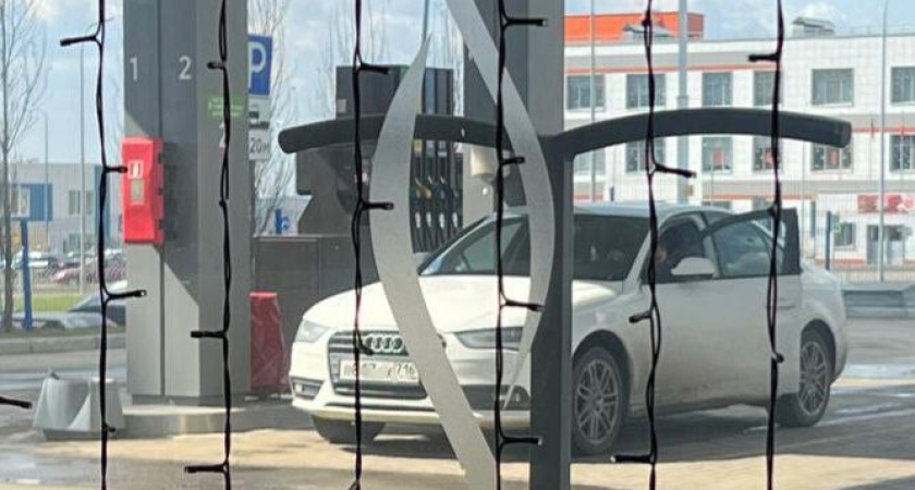 Операторы АЗС в Челнах, где вырвали колонку, напоминают водителям Audi про заправочные пистолеты