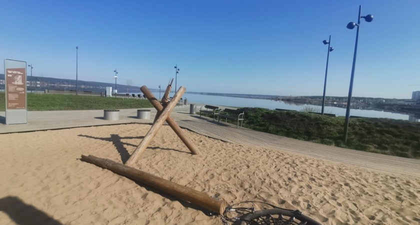 Пятеро подростков в Челнах сломали качели на набережной