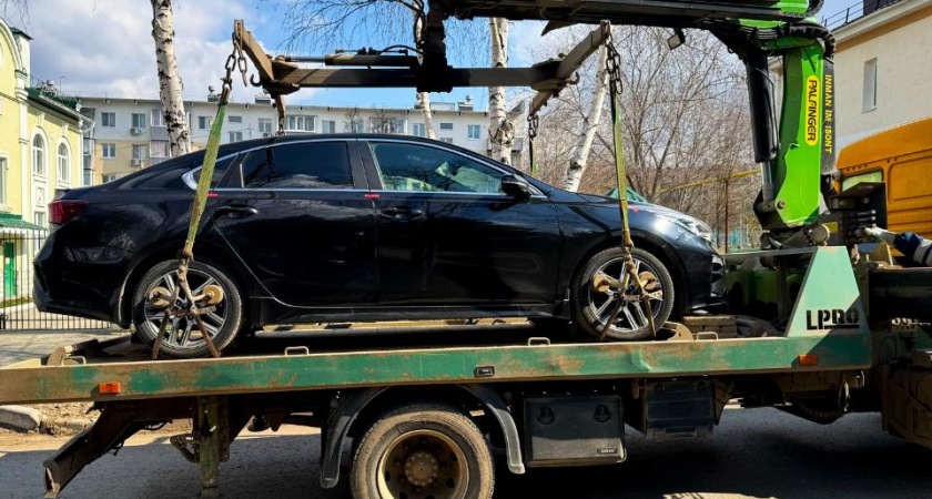 В Альметьевске злостный неплательщик приехал на встречу с приставами на иномарке – автомобиль конфисковали