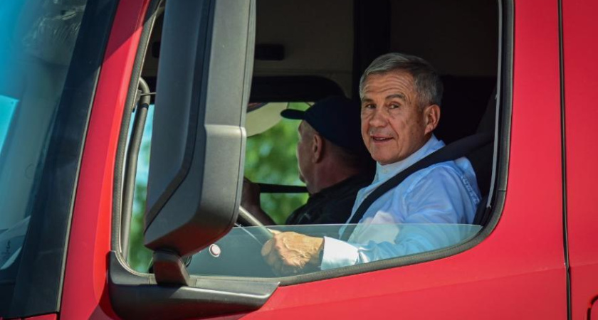 Минниханов прокатился на новом КАМАЗе