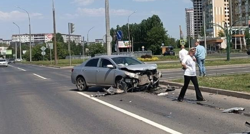 В Челнах пенсионерка за рулем Toyota Corolla попала в ДТП