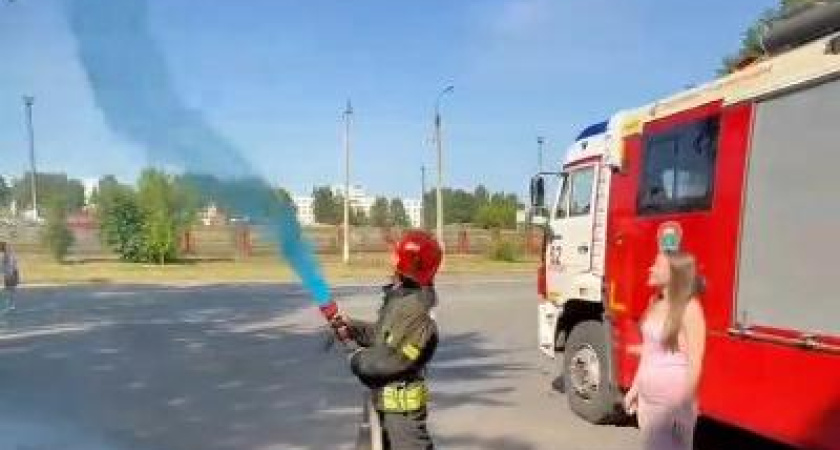 В Нижнекамске пожарные организовали гендер-пати для коллеги