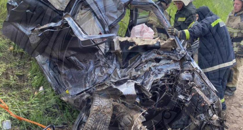 В Татарстане Opel вылетел на встречку и столкнулся с грузовиком – водитель легковушки погиб