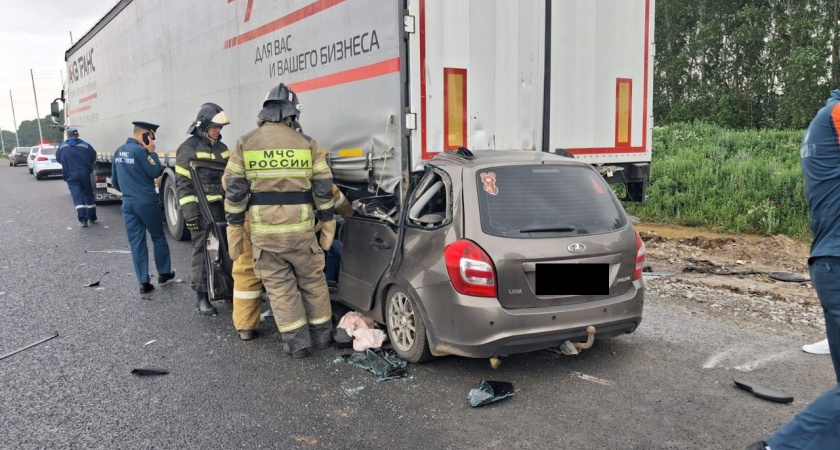 Под Мензелинском LADA въехала в фуру – водитель погиб