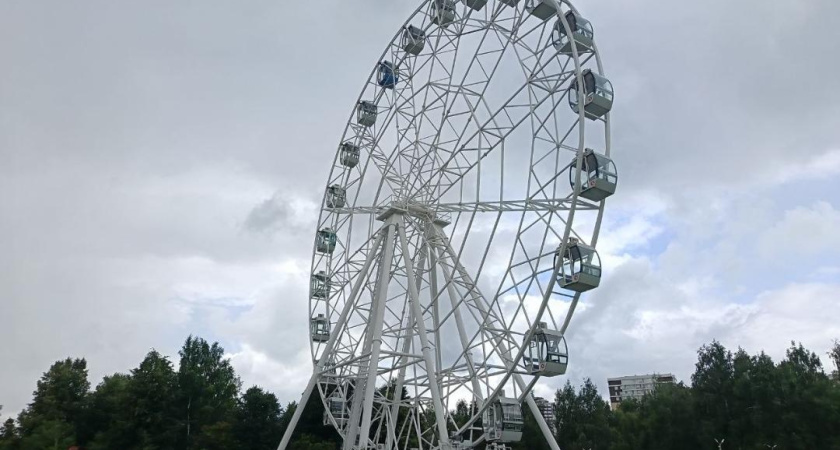 В парке Победы Челнов завершили сборку колеса обозрения