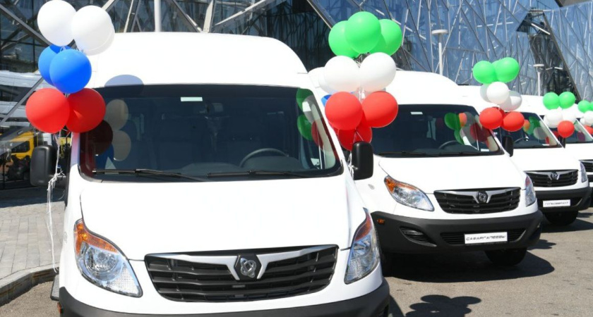 Многодетной семье из Челнов подарили микроавтобус