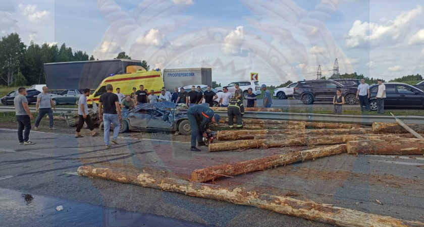 Под Елабугой перевернулась фура, груженная бревнами – пострадали два человека