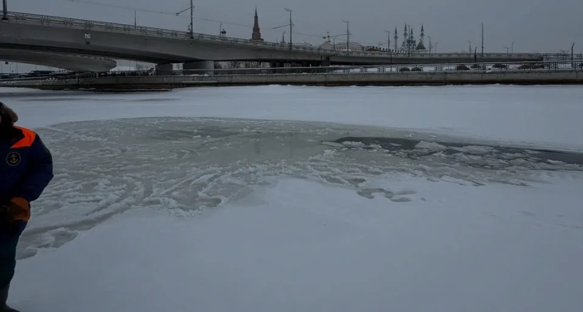 В Казани снегоход с двумя людьми провалился под лёд у Кремлёвской дамбы