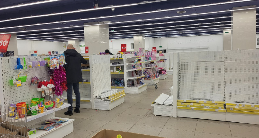 В Казани пара избила продавца палкой и обнесла детский магазин