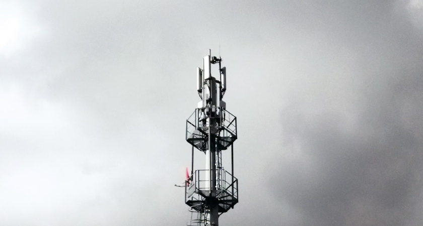 Школьник из Челнов попал в ФСБ после съемки горящей вышки на телефон