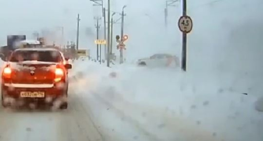 Парочка из Казани эффектно влетела под движущуюся электричку на арендованном автомобиле