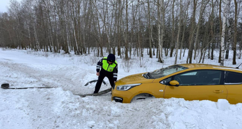 С трассы Чистополь – Нижнекамск автомобиль «слетел» в сугроб и застрял 