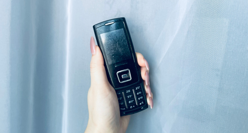 Берут не только старикам и детям: даже богатые люди переходят на кнопочные телефоны - 6 причин