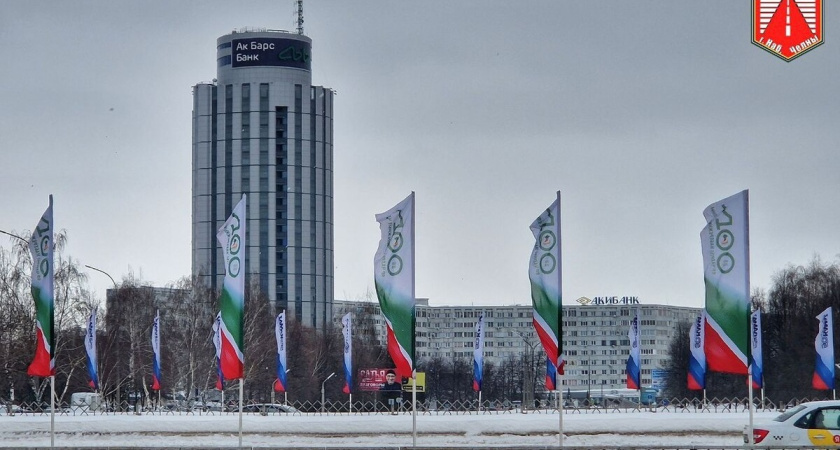 Два юбилея на одном мосту: Центральный мост в Челнах украсили флагами в честь 400-летия города и 50-летия КАМАЗа