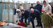 Церемония возложения цветов к Вечному огню в День народного единства объединила несколько поколений челнинцев