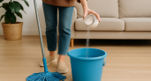 Начала мыть полы солёной водой — перемены в доме оценила вся семья: вот для чего бросаю соль в ведро
