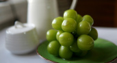 В магазинах появился огромный "пластиковый" виноград из Китая - можно ли его есть?