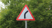 Ловушка для водителей на дороге где установлен знак "Опасный поворот", попав в которую водителя лишают прав