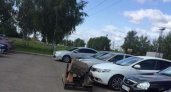 Принципиальному автолюбителю заблокировали выезд со стоянки бетонным блоком